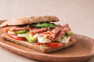 Sándwich caprese de jamón serrano