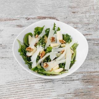 Insalata con mele, noci e pecorino