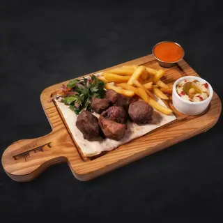Шашлик з баранини та картопля фрі і соус (200/100/75г)