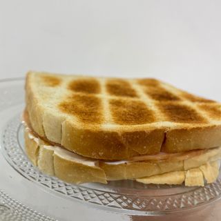 Sándwich de lomo Sajonia , queso y mayonesa