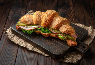 Croissant Sandwich cu pastrama