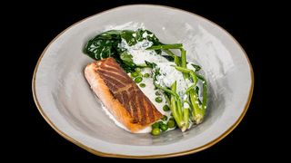 Лосось со шпинатом