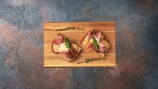  Брускета з прошуто та карамелізованою грушею (65 г)