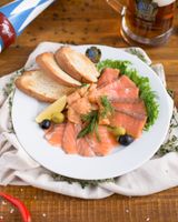 Три вида лосося с тостами