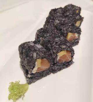 362.Uramaki black salmone Philadelphia 8 pezzi