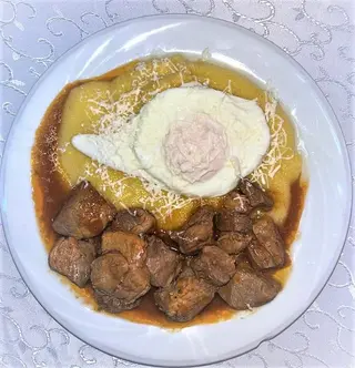 Tochitura moldoveneasca cu mamaliguta si ou