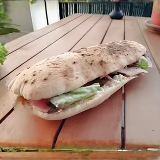 Panino di pizza con pomodoro fresco, insalata e prosciutto cotto