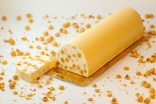 TORRONE CIOCCOLATO BIANCO CON NOCCIOLE