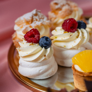 Mini-Pavlova cu insertie de capsuni&zmeura (100g)