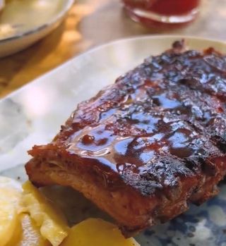 Costillar A La Brasa Con BBQ