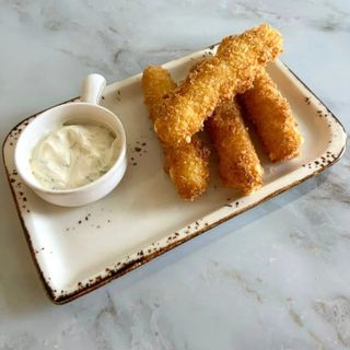 Сырные палочки с чесночным соусом