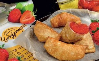 Мини чебуреки с клубничным джемом (110г)