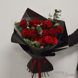 Buchet din trandafiri roșii și eucalipt în hîrtie neagra