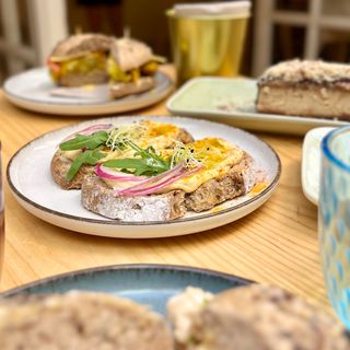 Tosta de hummus casero 