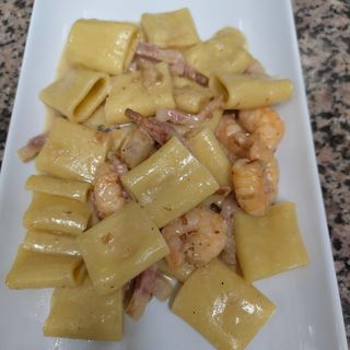 Paccheri con pancetta, gamberi e crema di burrata