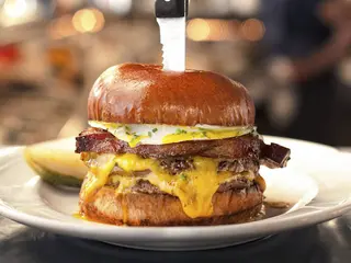 Texas Burger servit cu cartofi prăjiți și sos de maioneza hey