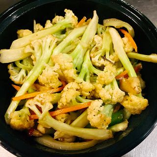 蒜蓉花菜Coliflor salteado al ajillo