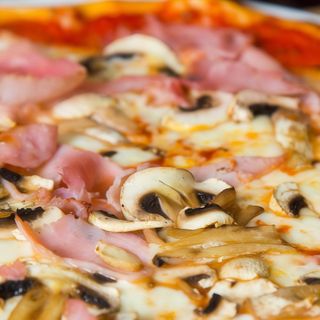 Pizza Jamon York y Champiñon - Porción - (14 x 12 Cm.)