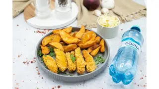 Crochete de pui cu fulgi si parmezan,cartofi wedges,salata de varza alba,apa plata