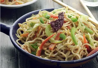 Chicken Hakka Noodles - Medium Pack (650ML) + 1 Drink