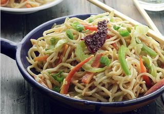 Chicken Hakka Noodles - Medium Pack (650ML) + 1 Drink