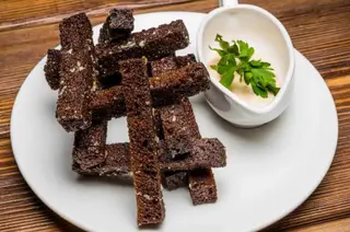 Сухарики з чорного хліба з соусом (250г)