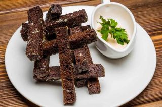 Сухарики з чорного хліба з соусом (250г)