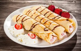 Млинець з сиром та полуницею 