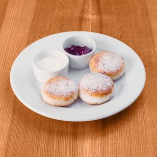 Syrniki ze śmietaną i konfiturą wiśniową