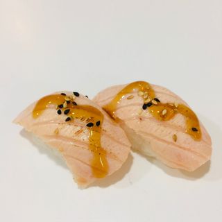 47 Nigiri de salmon tataki 