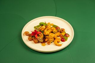 Тигрові креветки зі шпинатом та виноградом