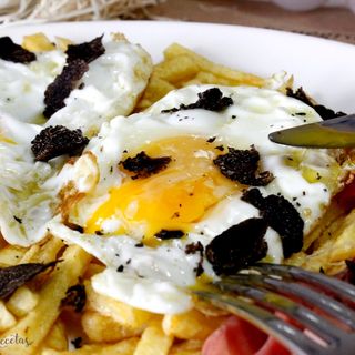 Huevos rotos con jamón y trufa