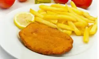 Cotoletta di pollo con patatine fritte