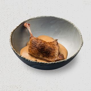 PULPĂ DE RAȚĂ CONFIATĂ CU RAGU DE GĂLBIORI ȘI MOUSSE DIN HRIBI