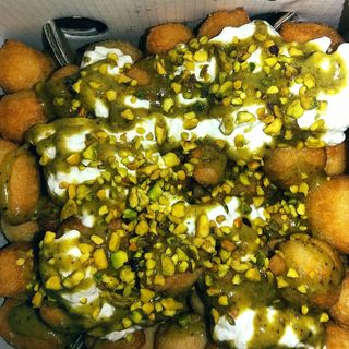 Zeppoline con pistacchio e stracciatella