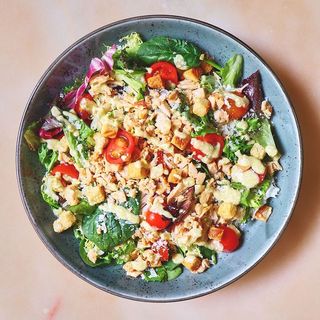 CESAR con Pollo crujente