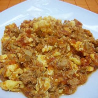 Revuelto Con Migas De Atún Y Tomate