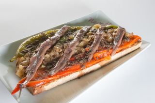 Tostada De Escalivada Con Paté De Olivas Y Anchoas Del Cantábrico 
