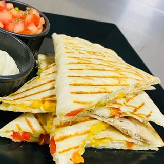 Quesadilla cu pui și sos de roșii cu busuioc - 350 gr+70 gr