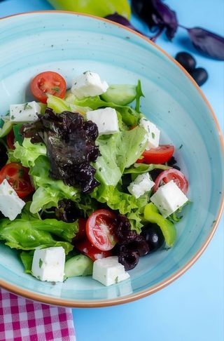 ensalada de queso de cabra con cherries