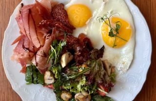 Яєшниця глазуня з хамоном (230г)