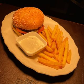 Гамбургер с картофелем фри  