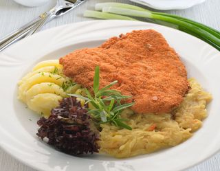 Kotlet drwala z ziemniakami i zasmażaną kapustą