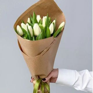 15 białych tulipanów