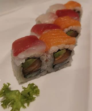 351.Uramaki arcobaleno 8 pezzi