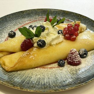 Naleśniki z serem Mascarpone ,owocami i bitą śmietaną