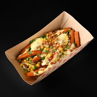 Батат фрі з кукурудзою та пармезаном під сирним соусом (180г)