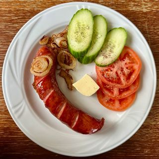 Kiełbasa na gorąco z cebulką