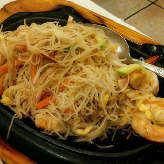 Spaghetti di riso con frutti di mare alla piastra