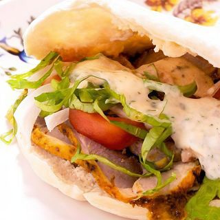 Kebab pan de pita de pollo